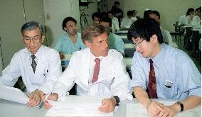 U.S. radiation expert consults with Japanese doctors